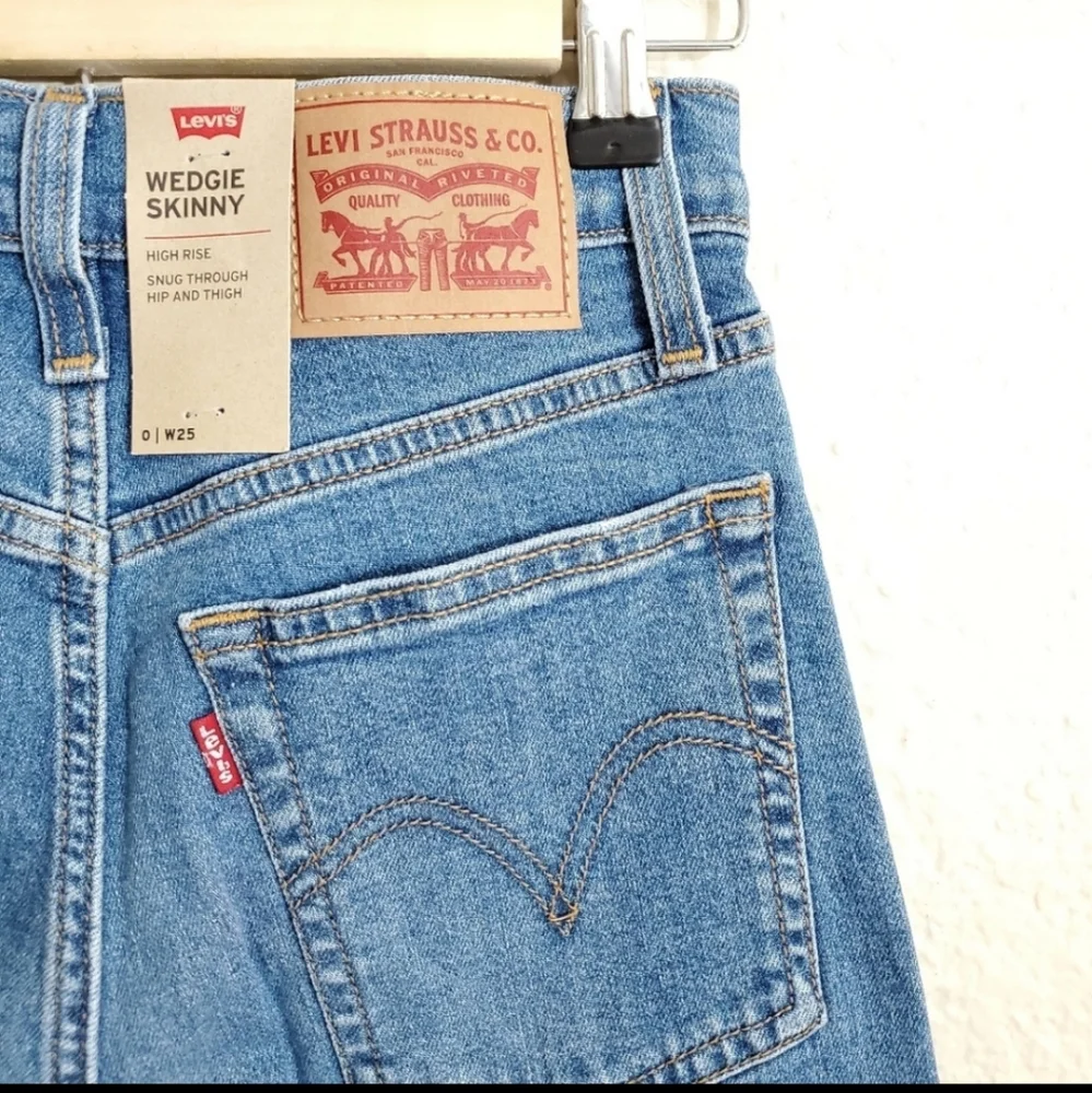 Levi's WEDGIE High Rise Skinny Jeans - Picture 5 of 5
